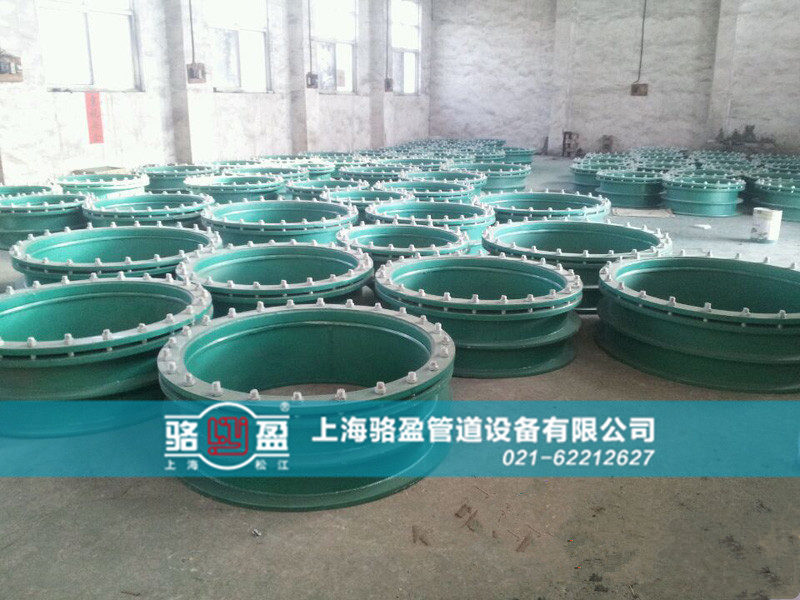 河南省駐馬店市正陽縣柔性人防套管發(fā)貨圖 /></p>人防套管主要應(yīng)用于管道穿墻處不承受管道振動和伸縮變形的建筑物，一般情況下，如果只是考慮到管道的穿墻，不需考慮管道的位移變形，只需要選用人防套管。如果對于地震設(shè)防要求比較高的地區(qū)，在使用人防套管的同時應(yīng)在該建筑物外墻管道設(shè)置柔性連接，從而達(dá)到墻體的防水目的。<br />    人防套管安裝說明：① 按照設(shè)計圖樣的要求，在建筑物上定出管道走向、位置和標(biāo)高，確定支架的位置和數(shù)量 ② 安裝支架。根據(jù)確定好的支架位置和施工現(xiàn)場的實際情況，選定支架的安裝方式，將支架安裝到位③ 預(yù)制管段。根據(jù)施工圖，根據(jù)施工現(xiàn)場的實際情況，按照測線的方法，繪制各段管線加工圖，將劃分加工好的管段，分段下料，編好序號，開好坡口，以備組對④ 管道就位。把預(yù)制好的管段安放到支架上，并采取臨時固定措施⑤ 管道連接。將安放好的管道，對好管口，用焊接的方法，連成管線 ⑥ 找好坡度。按設(shè)計要求，找好管線坡度。事實上，坡度在支架安裝時就已找好，管道連接后，再檢查校對一下，檢查校對合格，把管線固定在支架上。<br />    在使用人防套管的時候，還應(yīng)該注意管子內(nèi)徑與人防套管外徑保持一致。如果在人防套管安裝后發(fā)現(xiàn)管道出現(xiàn)縫隙，可以采用柔性石棉材料進(jìn)行填充。<br />    駱盈管道專業(yè)生產(chǎn)人防套管。人防套管主要應(yīng)用于管道穿墻處不承受管道振動和伸縮變形的建筑物，一般情況下，如果只是考慮到管道的穿墻，不需考慮管道的位移變形，只需要選用人防套管。駱盈生產(chǎn)的河南省駐馬店市正陽縣<a href=http://www.luoying168.com target=_blank class=infotextkey>鴨嘴閥</a>能夠?qū)崿F(xiàn)污水的正向流出反向止逆的功能，產(chǎn)品質(zhì)量符合~標(biāo)準(zhǔn)。駱盈管道專業(yè)生產(chǎn)二十多種不同類型的<a href=http://www.luoying168.com target=_blank class=infotextkey>鴨嘴閥</a>，產(chǎn)品質(zhì)量符合~標(biāo)準(zhǔn)，并且我公司長期與國內(nèi)的一大批知名的鋼鐵閥門廠家進(jìn)行合作并建立深厚的合作友誼，產(chǎn)品質(zhì)量經(jīng)得起實踐的檢驗，專業(yè)致力于管道行業(yè)二十多年，駱盈品質(zhì)值得您的信賴。駱盈管道作為專業(yè)的生產(chǎn)鴨嘴閥廠家，產(chǎn)品質(zhì)量經(jīng)得起實踐的檢驗，駱盈產(chǎn)品不僅性能優(yōu)良，而且鴨嘴閥價格也是十分的優(yōu)惠。河南省駐馬店市正陽縣鴨嘴閥哪家好，駱盈管道是選。<p style=