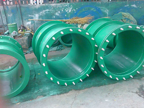 四川省瀘州市江陽區(qū)大口徑柔性人防套管噴涂現(xiàn)場(chǎng)